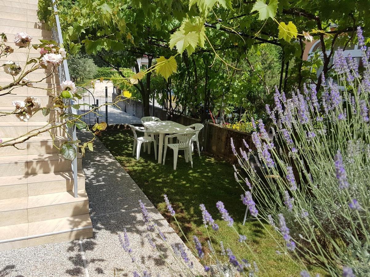 Apartmani Anita Malinska Zewnętrze zdjęcie