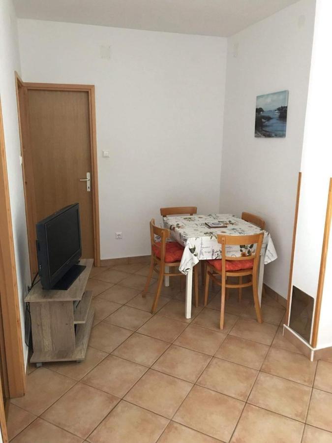 Apartmani Anita Malinska Zewnętrze zdjęcie