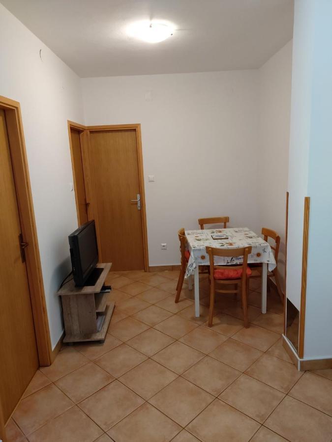 Apartmani Anita Malinska Zewnętrze zdjęcie