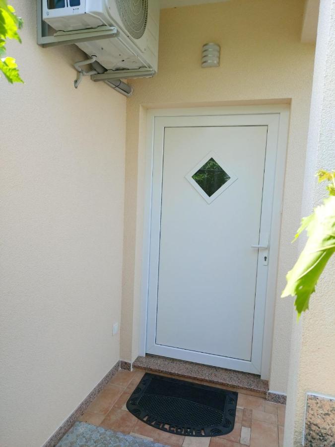 Apartmani Anita Malinska Zewnętrze zdjęcie