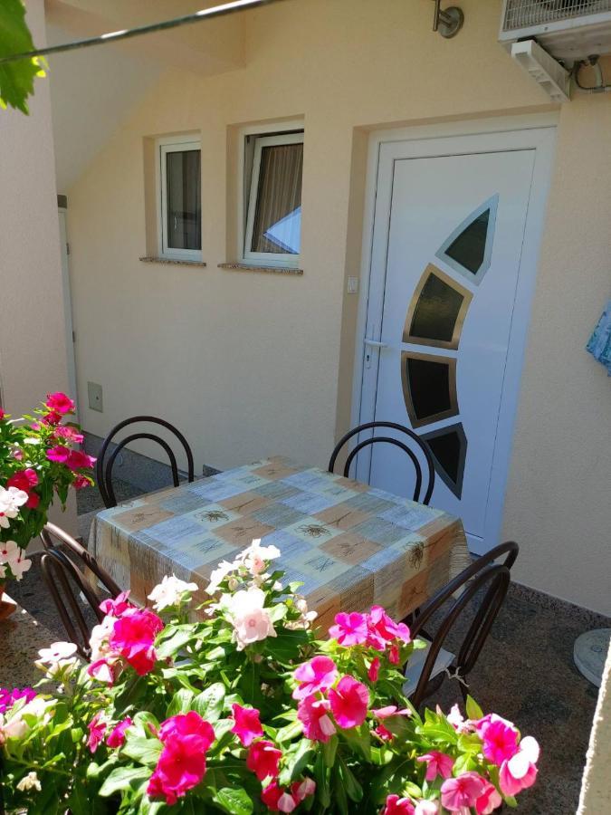 Apartmani Anita Malinska Zewnętrze zdjęcie