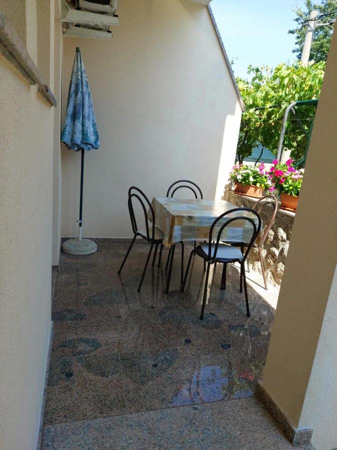 Apartmani Anita Malinska Zewnętrze zdjęcie