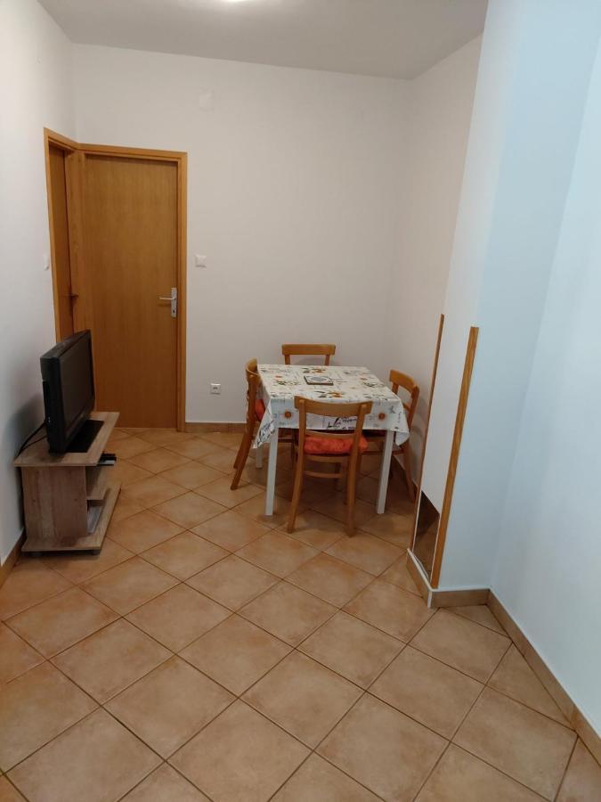 Apartmani Anita Malinska Zewnętrze zdjęcie